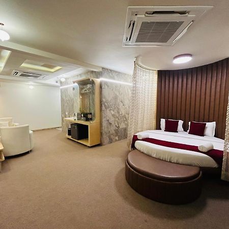 Hotel Arizona Inn Anand Ngoại thất bức ảnh