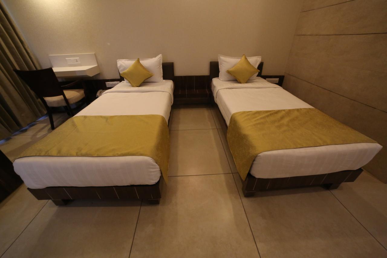 Hotel Arizona Inn Anand Ngoại thất bức ảnh